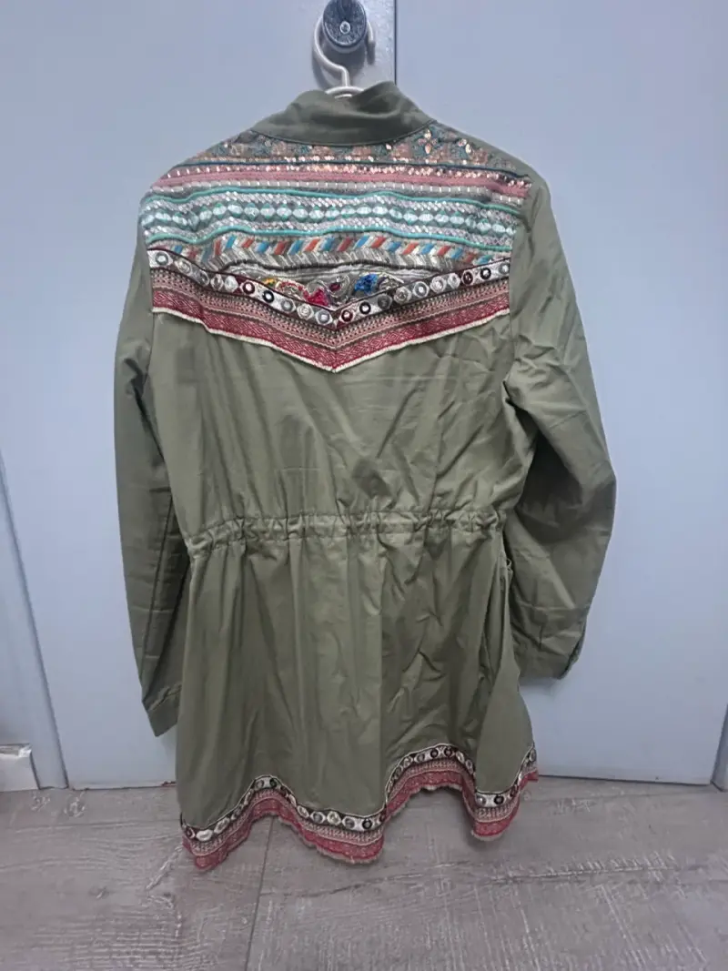 Chaqueta verde militar con bordados étnicos - 2