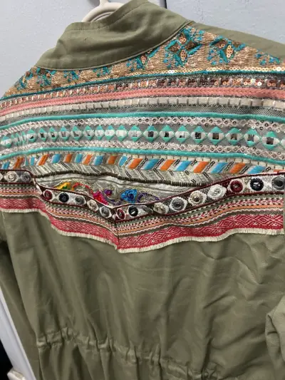 Chaqueta verde militar con bordados étnicos - miniatura 3