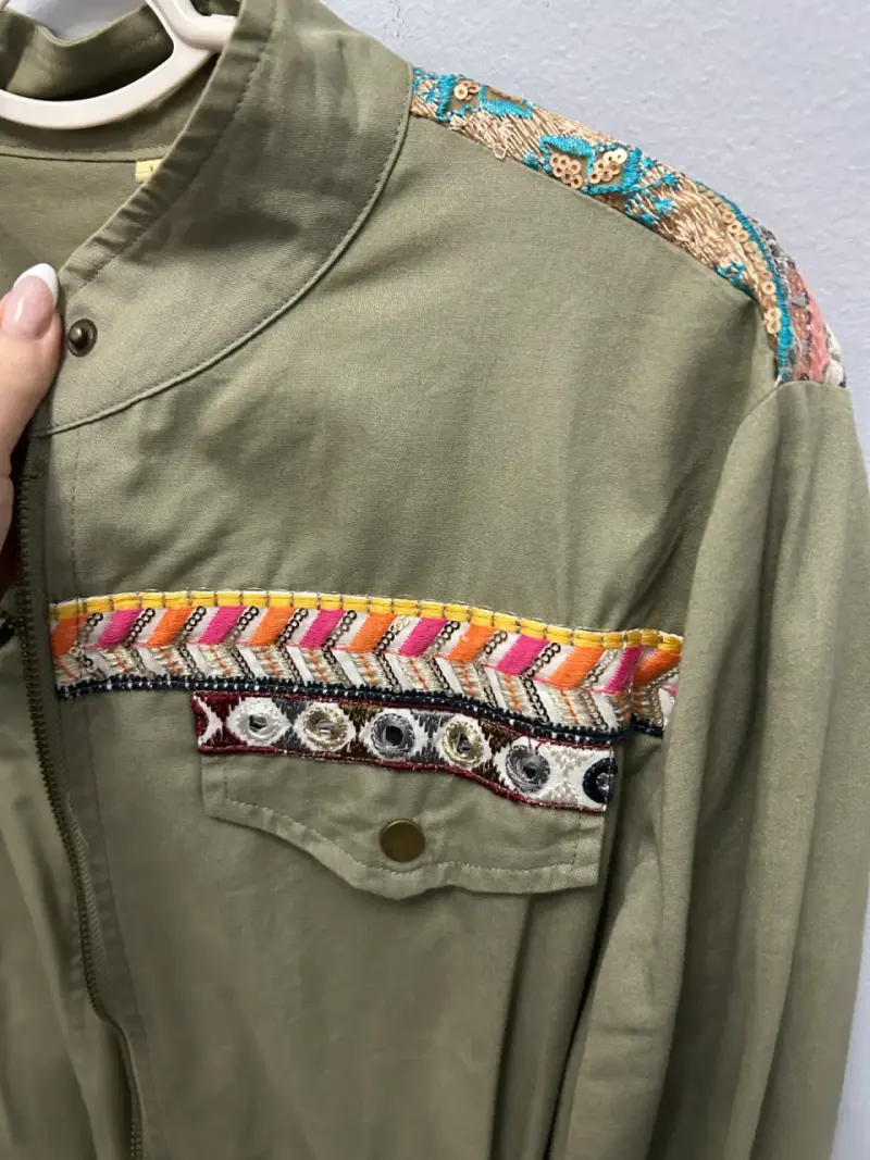 Chaqueta verde militar con bordados étnicos - 4