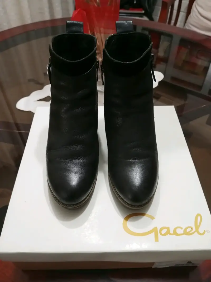 Botines de cuero negro con taco marca Gacel - 2