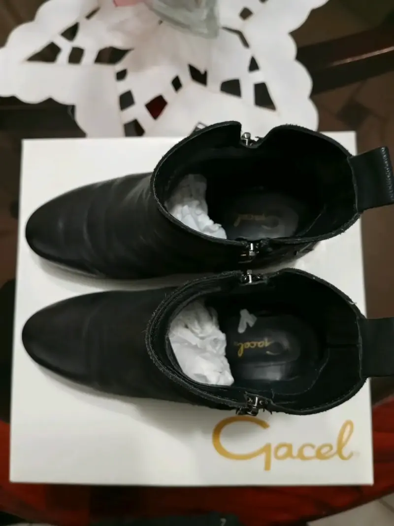 Botines de cuero negro con taco marca Gacel - 3