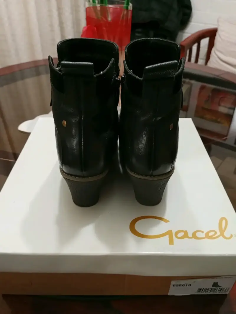 Botines de cuero negro con taco marca Gacel - 4