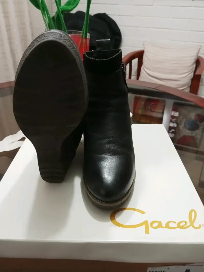 Botines de cuero negro con taco marca Gacel - 5