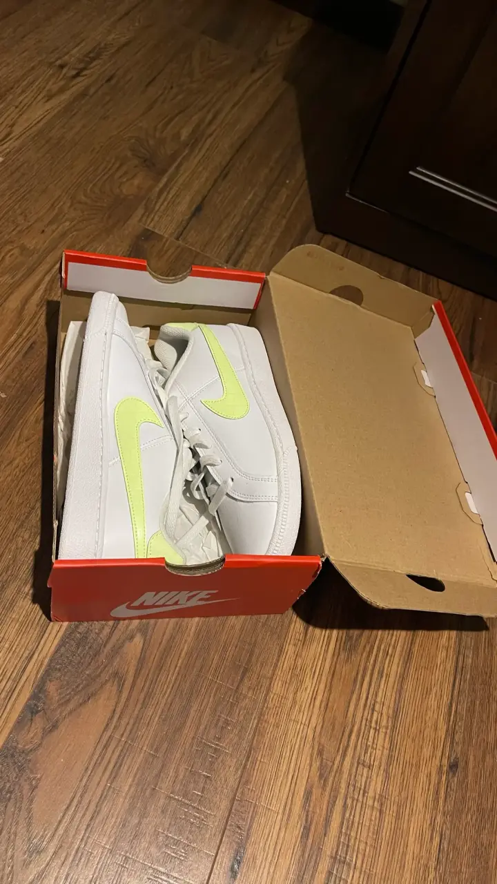 Zapatillas Nike blancas con detalles verdes - 1