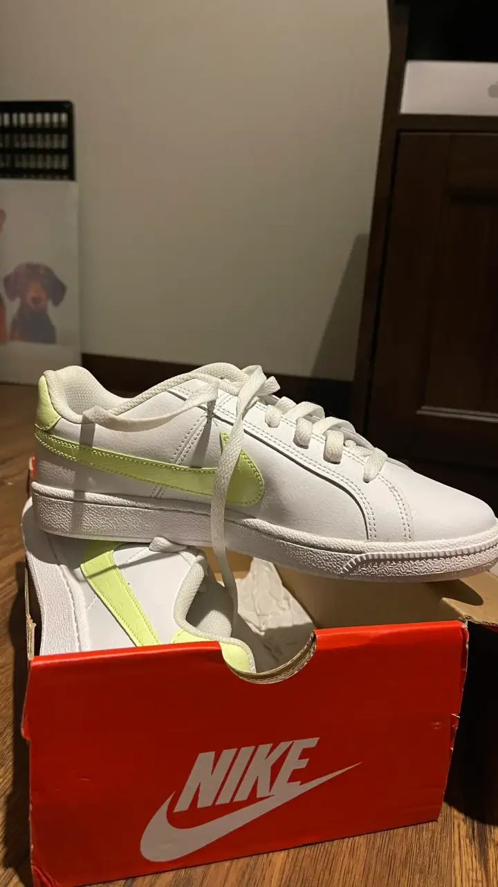 Zapatillas Nike blancas con detalles verdes - 2