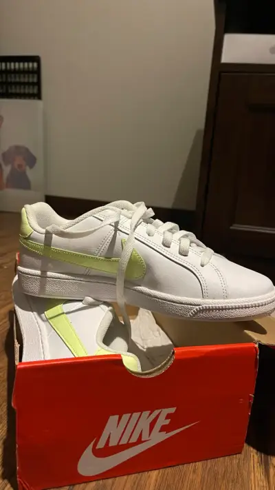 Zapatillas Nike blancas con detalles verdes - miniatura 2