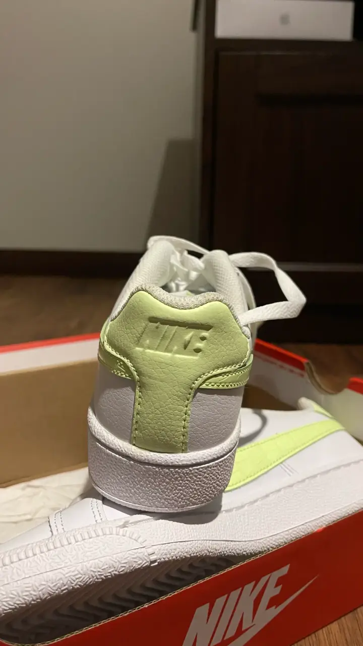 Zapatillas Nike blancas con detalles verdes - 3