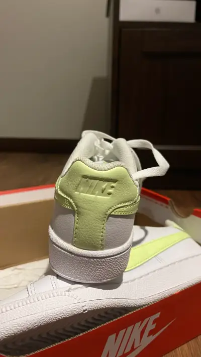 Zapatillas Nike blancas con detalles verdes - miniatura 3