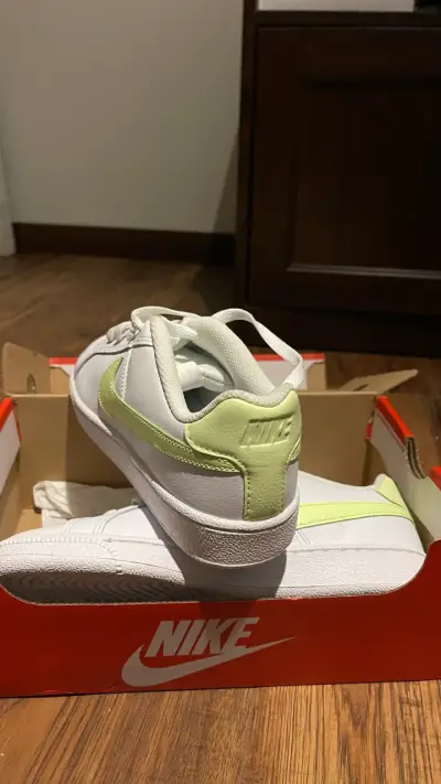 Zapatillas Nike blancas con detalles verdes - miniatura 4