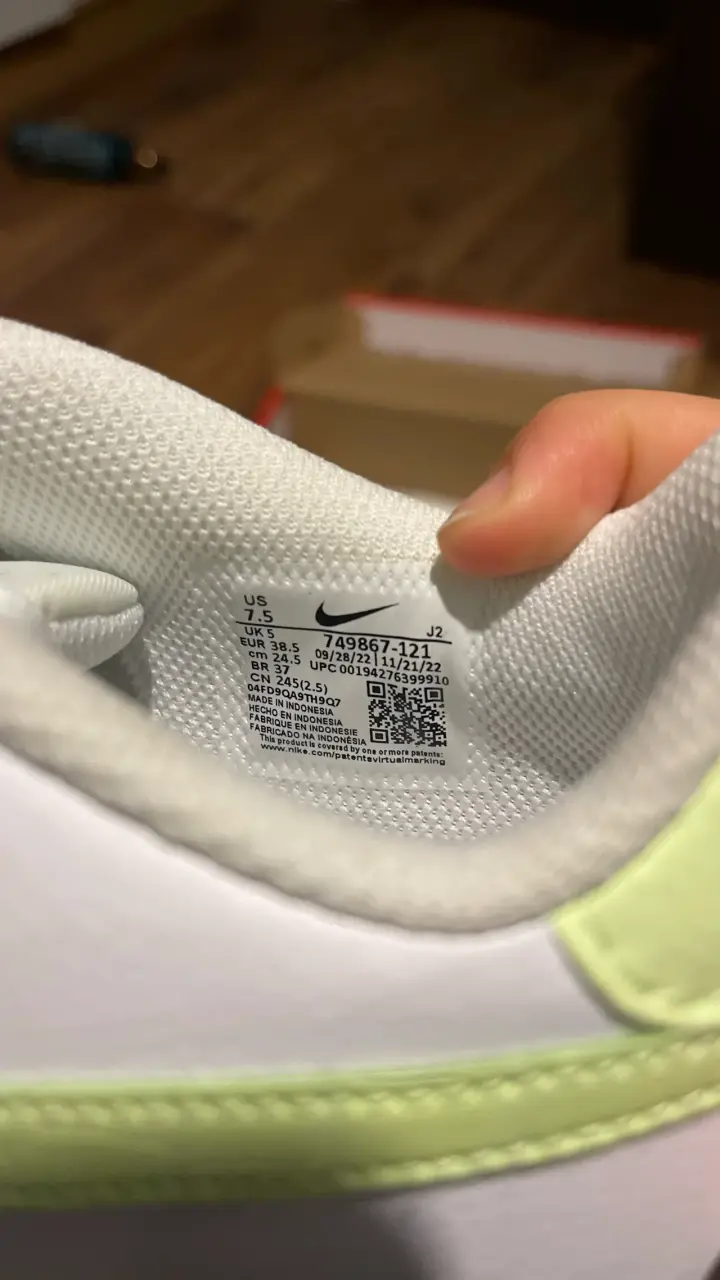 Zapatillas Nike blancas con detalles verdes - 5