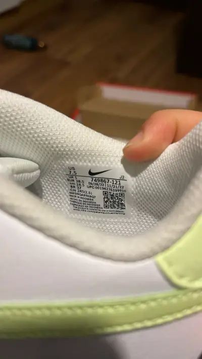 Zapatillas Nike blancas con detalles verdes - miniatura 5