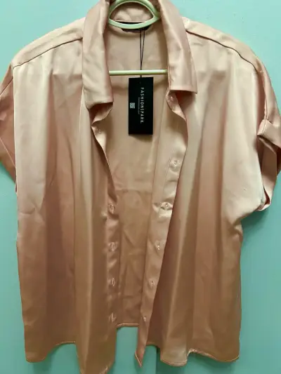 Blusa de satin rosa - miniatura 1