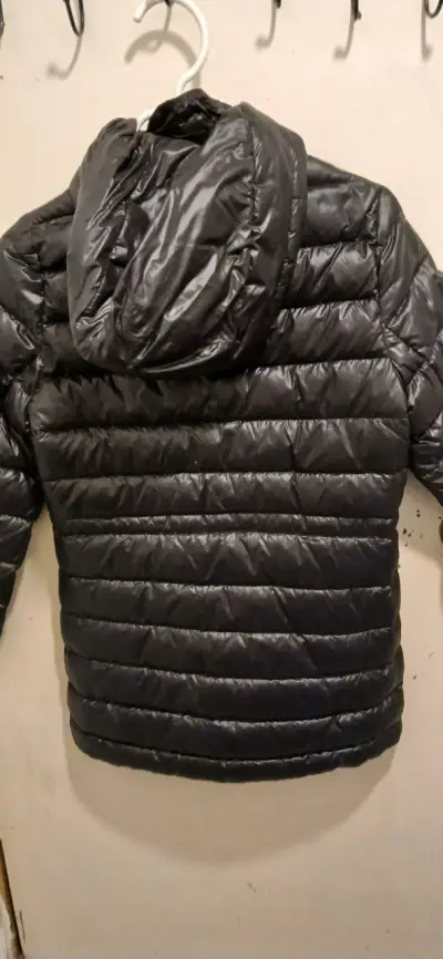 Chaqueta acolchada negra con capucha - miniatura 2