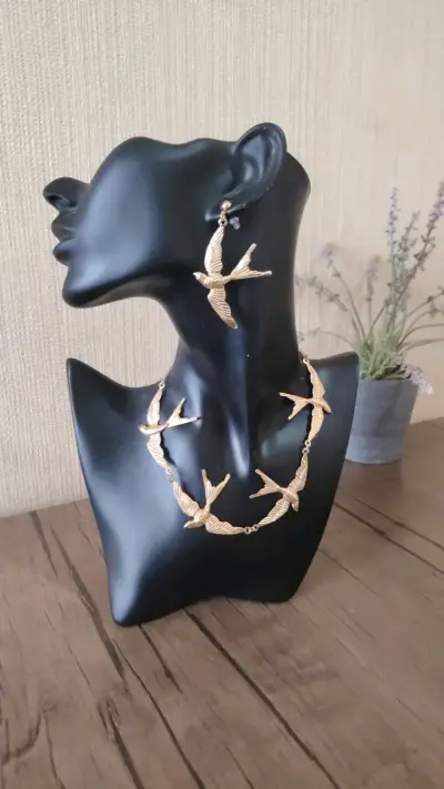 Conjunto de Collar y Aros Dorados con Diseño de Aves - miniatura 1
