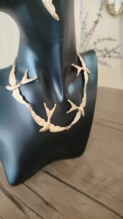 Conjunto de Collar y Aros Dorados con Diseño de Aves - miniatura 2