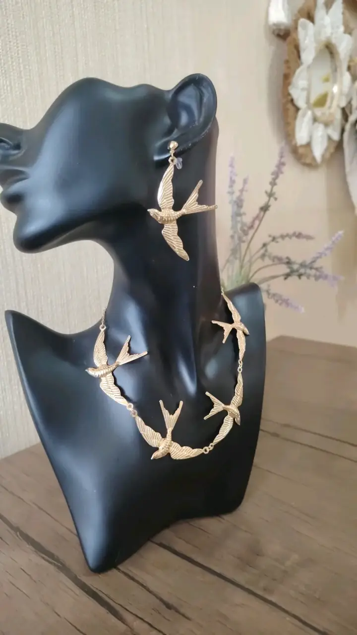 Conjunto de Collar y Aros Dorados con Diseño de Aves - 4