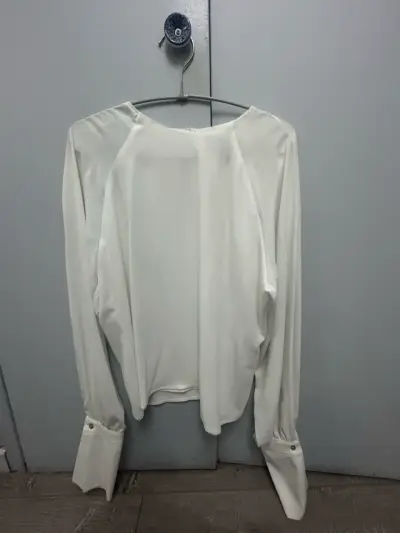 Blusa blanca de manga larga elegante - miniatura 1