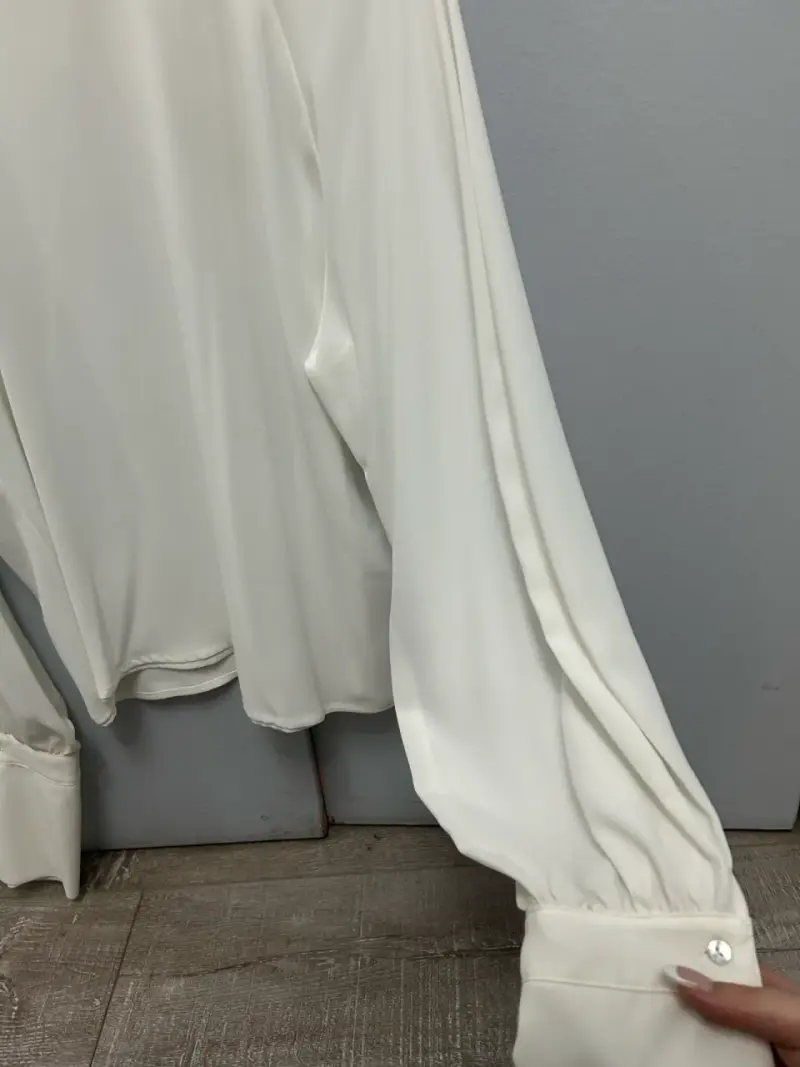 Blusa blanca de manga larga elegante - 2