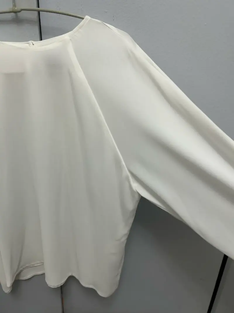 Blusa blanca de manga larga elegante - 3