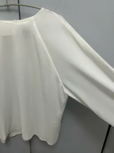 Blusa blanca de manga larga elegante - miniatura 3