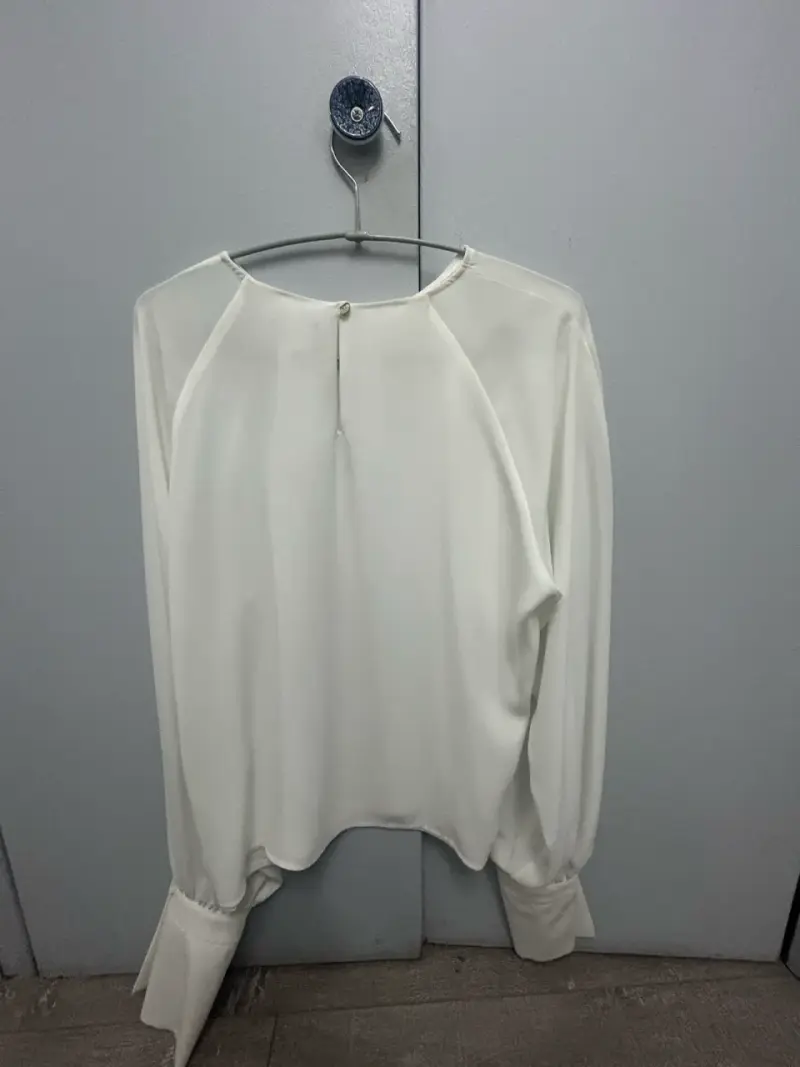 Blusa blanca de manga larga elegante - 4