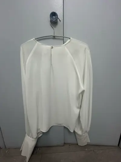 Blusa blanca de manga larga elegante - miniatura 4