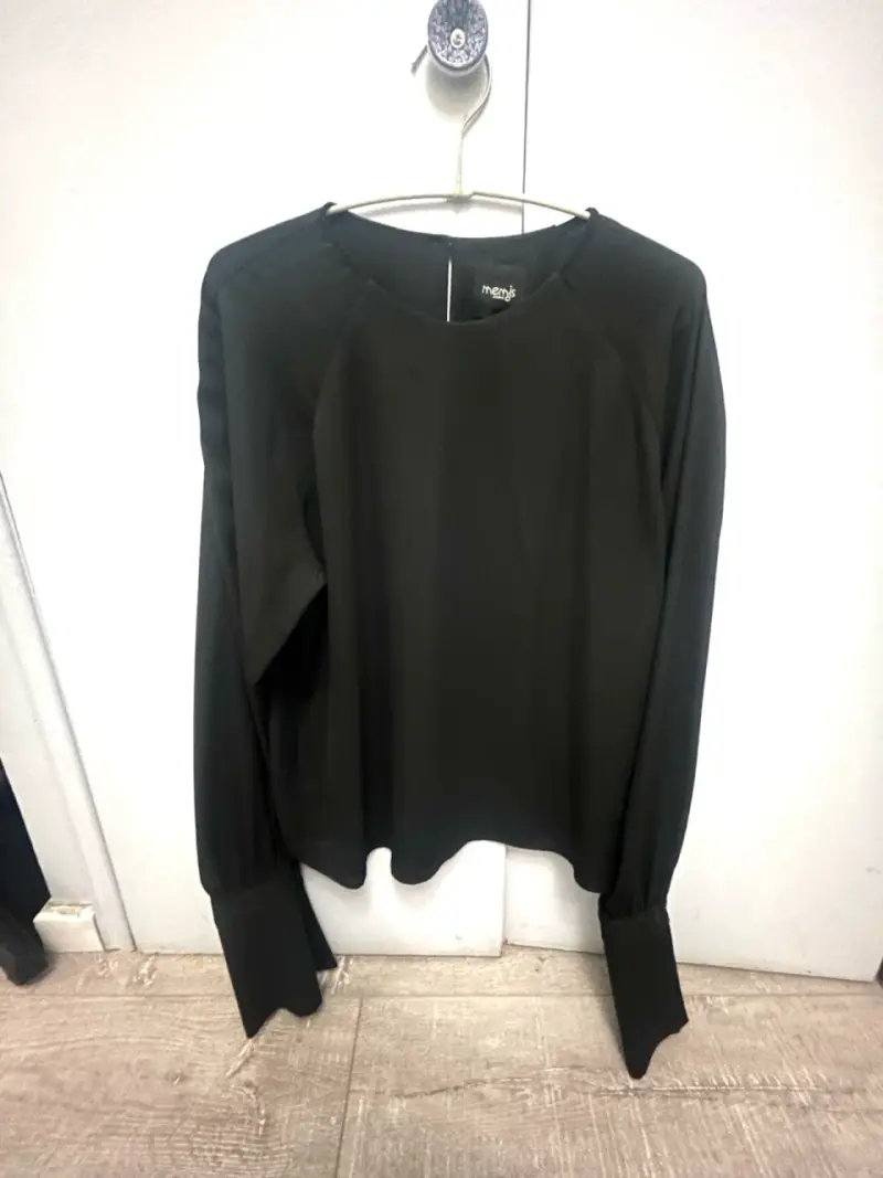 Blusa negra de manga larga para mujer