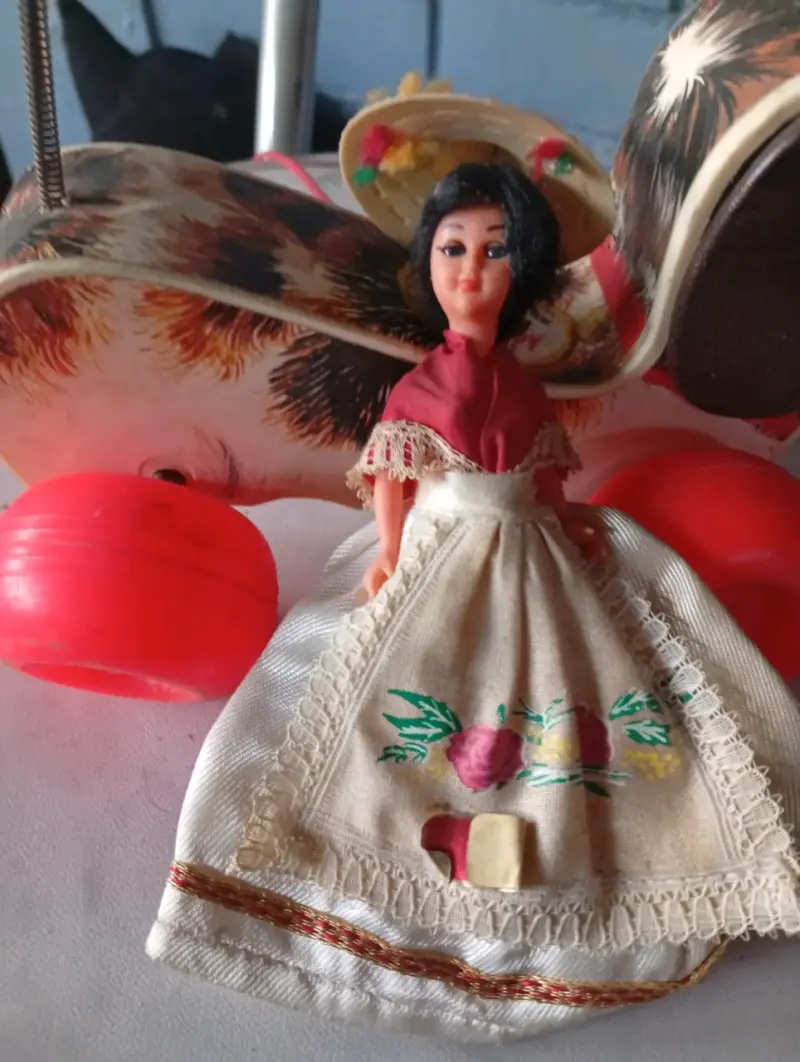 Muñeca decorativa con vestido tradicional