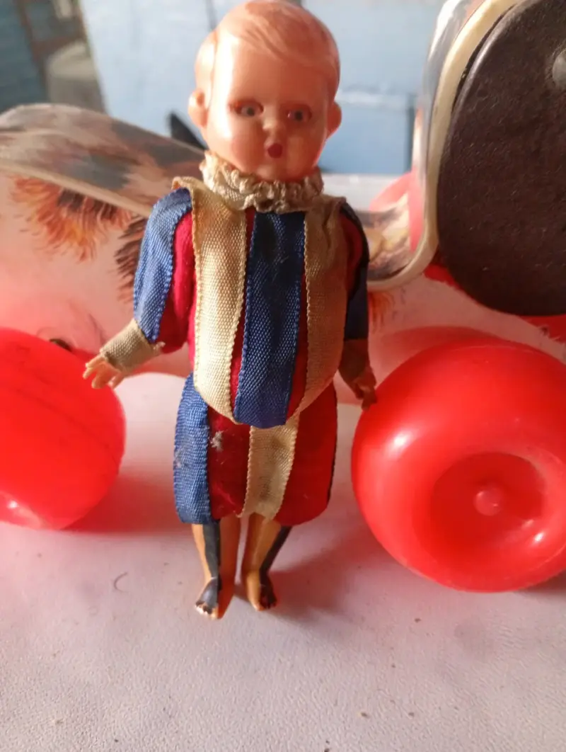 Muñeco antiguo con traje colorido