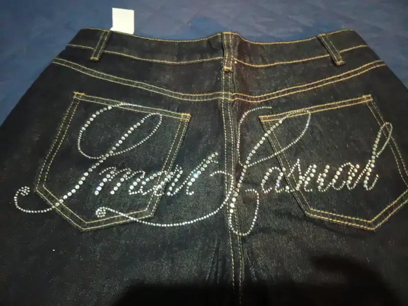 Jeans anchos con diseño casual en cristales