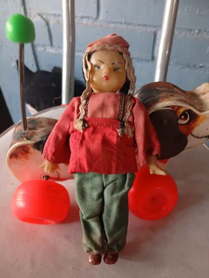 Muñeca antigua con carrito de madera