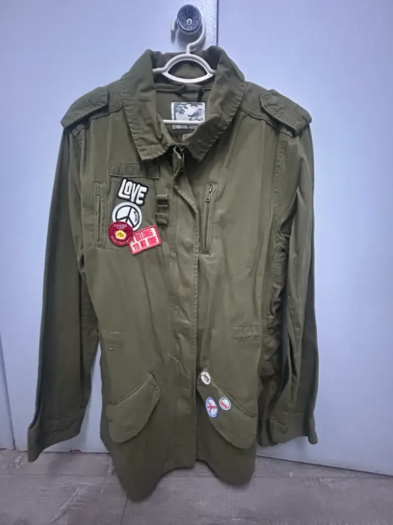 Chaqueta verde militar con parches decorativos - 1