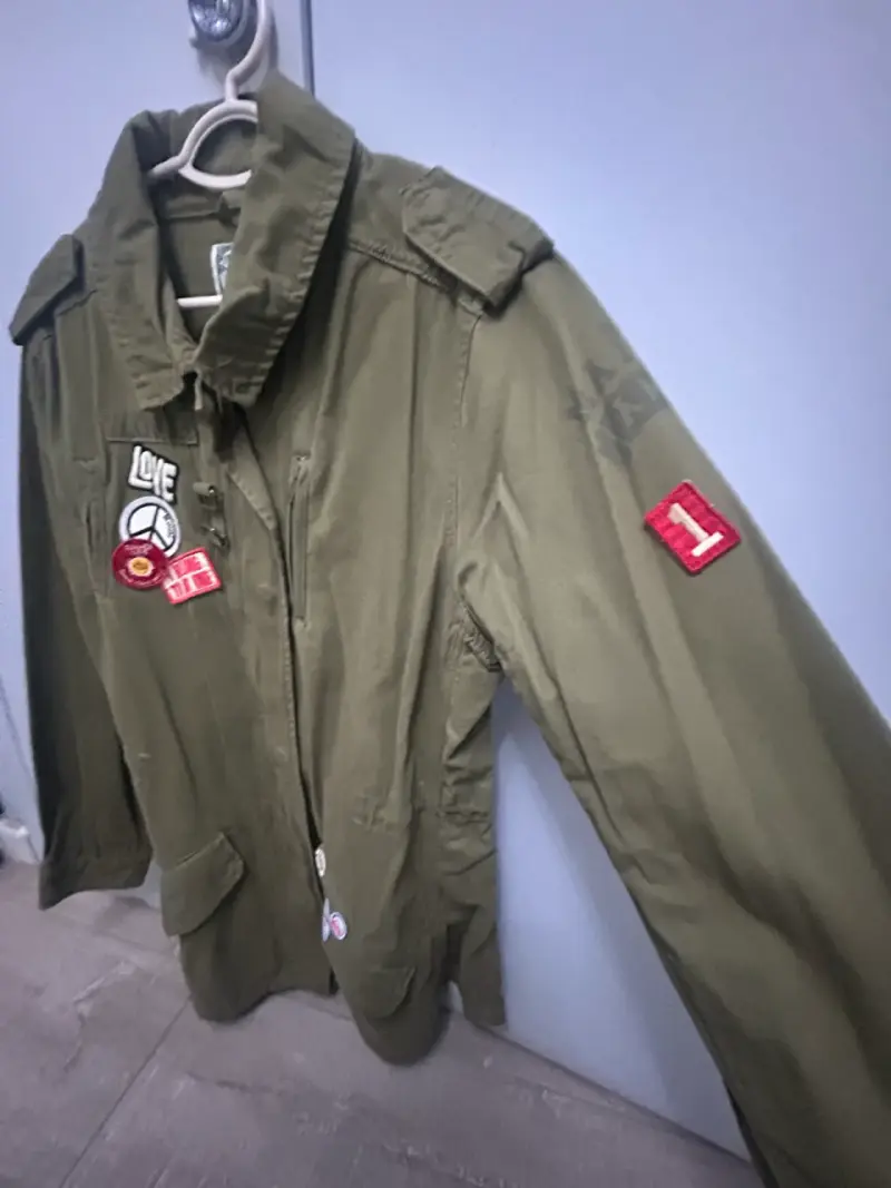 Chaqueta verde militar con parches decorativos - 2