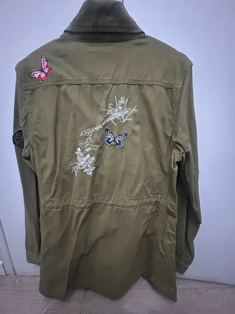 Chaqueta verde militar con parches decorativos - 3