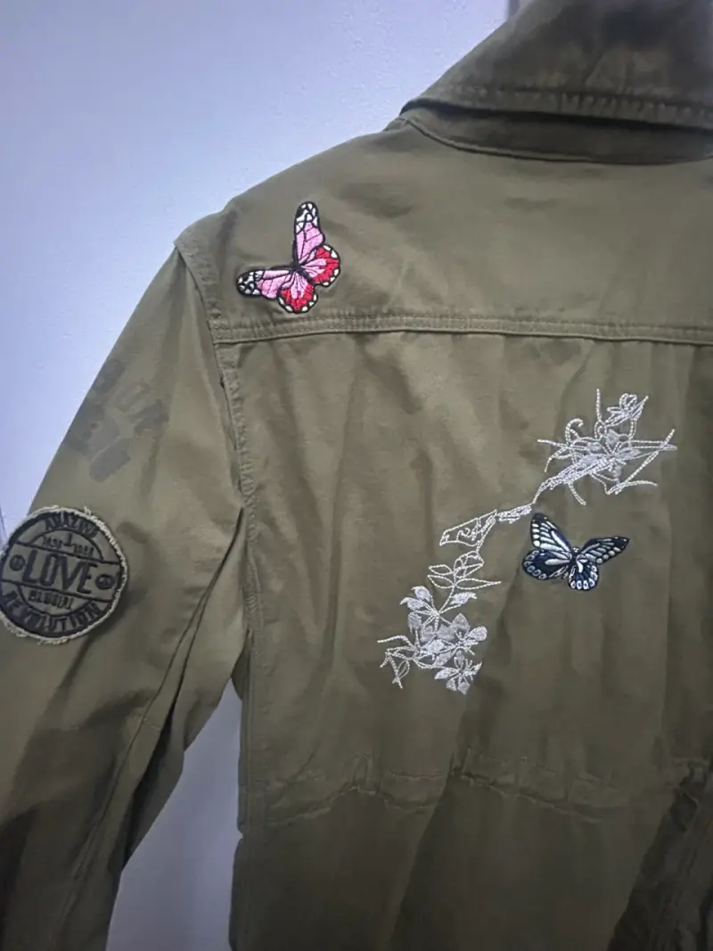 Chaqueta verde militar con parches decorativos - 4