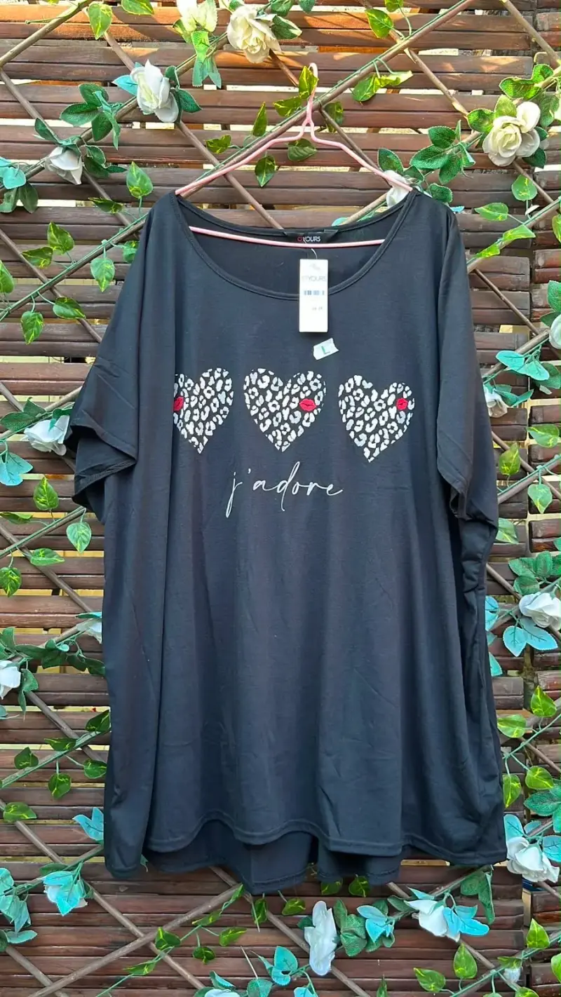Polera negra con estampado de corazones L/XL