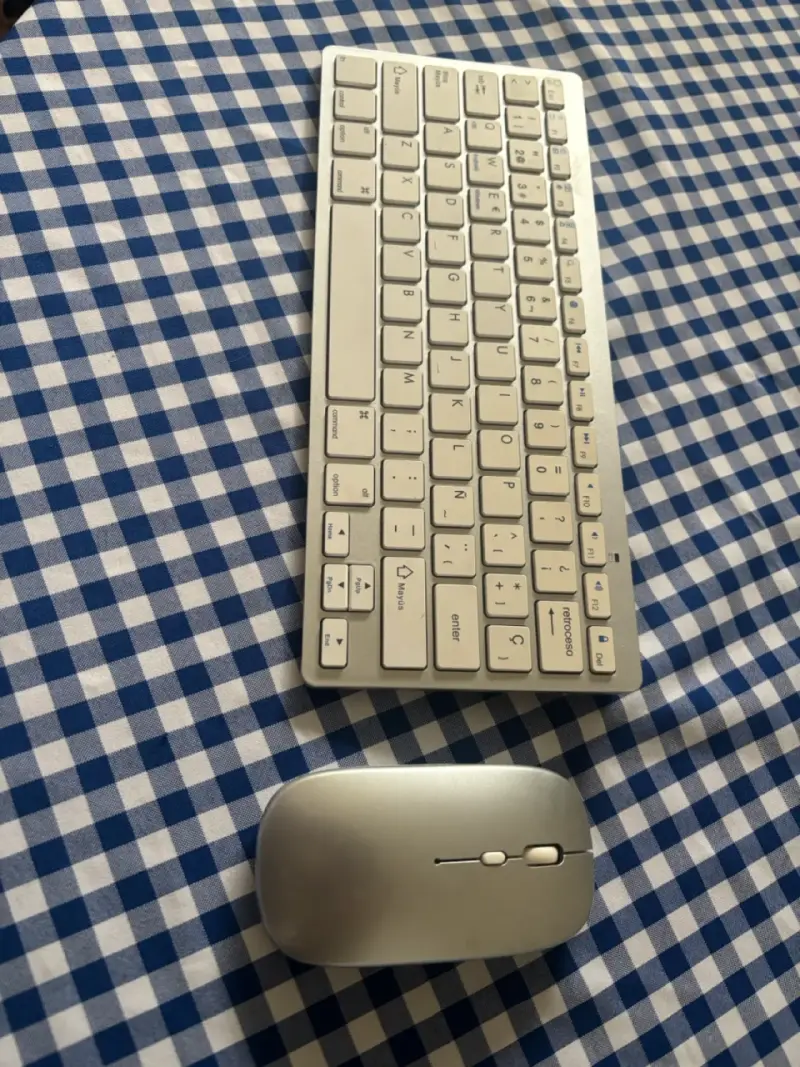 Teclado y mouse inalámbricos blancos