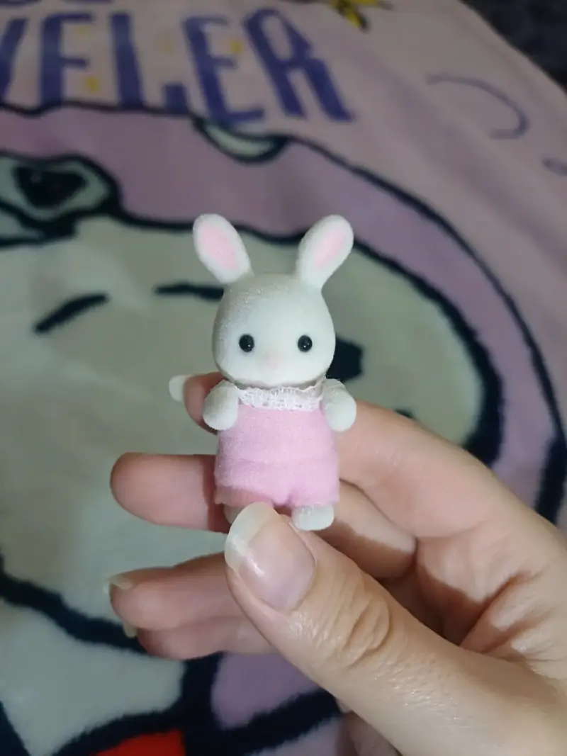 Figura de conejo en miniatura con vestido rosa - 1