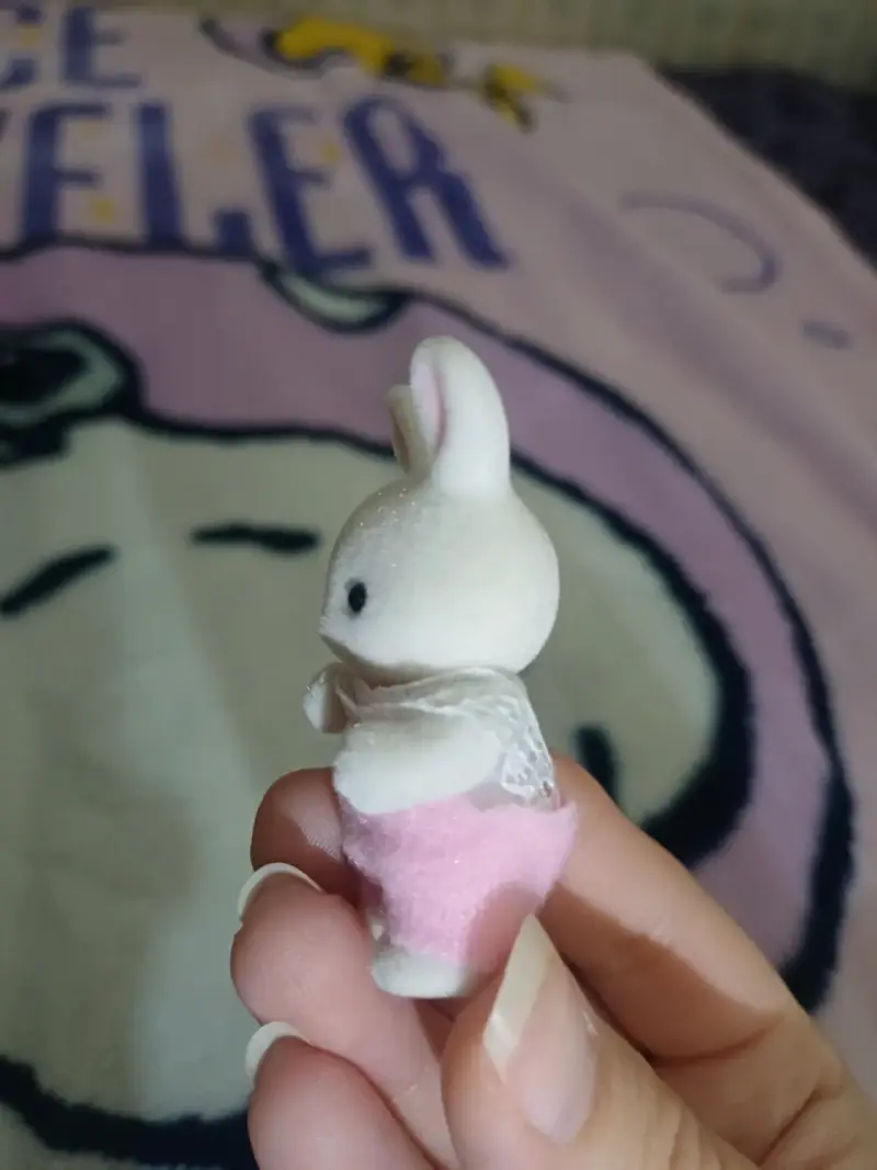 Figura de conejo en miniatura con vestido rosa - 2