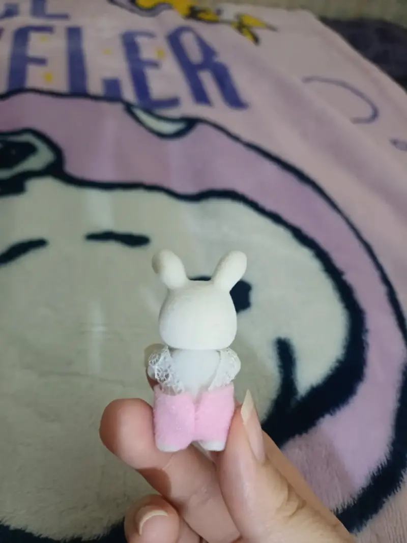 Figura de conejo en miniatura con vestido rosa - 4