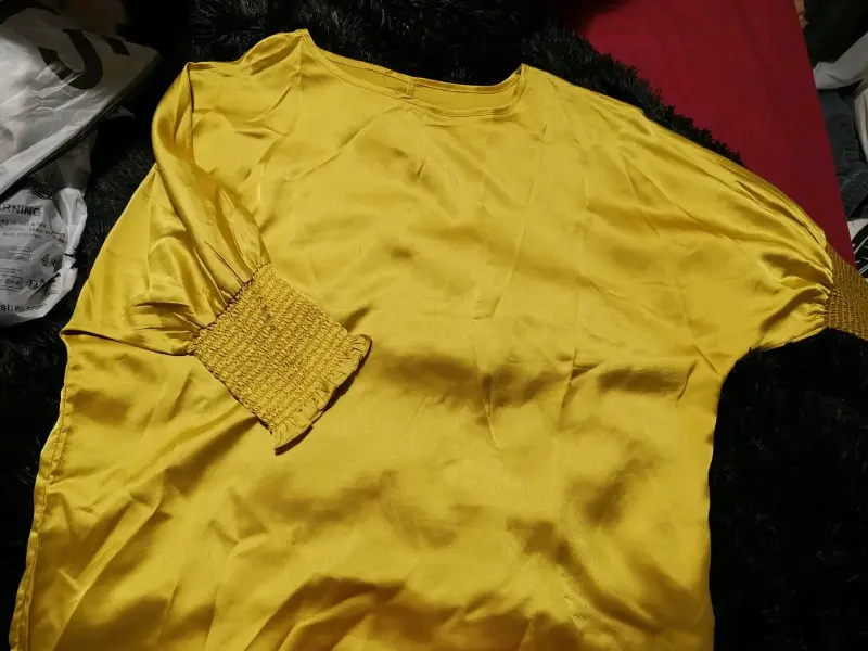 Blusa de satén amarilla con mangas acampanadas