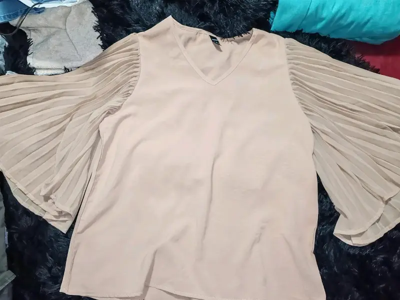 Blusa de satén amarilla con mangas acampanadas - 2