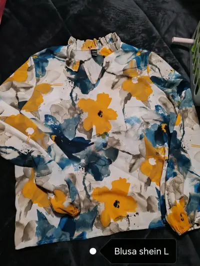 Blusa de satén amarilla con mangas acampanadas - miniatura 6