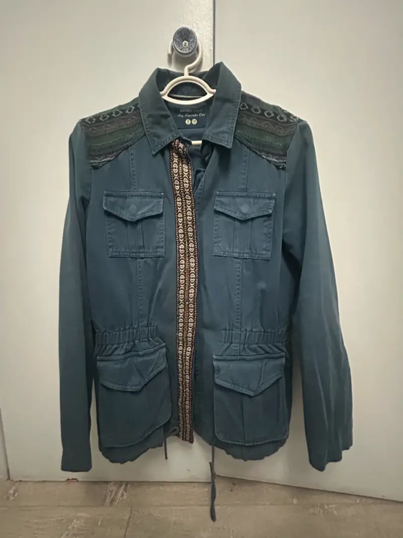 Chaqueta azul con detalles bordados