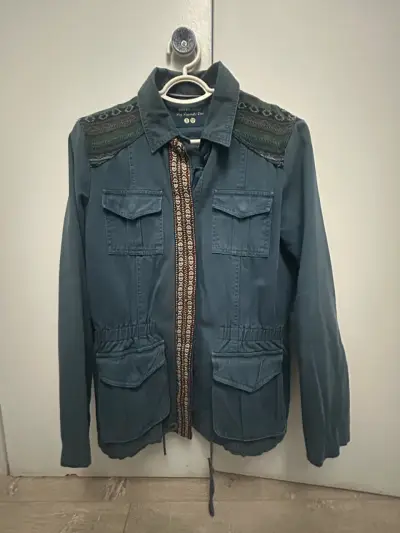 Chaqueta azul con detalles bordados - miniatura 1