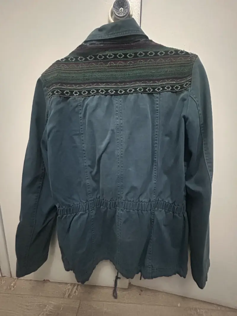 Chaqueta azul con detalles bordados - 2