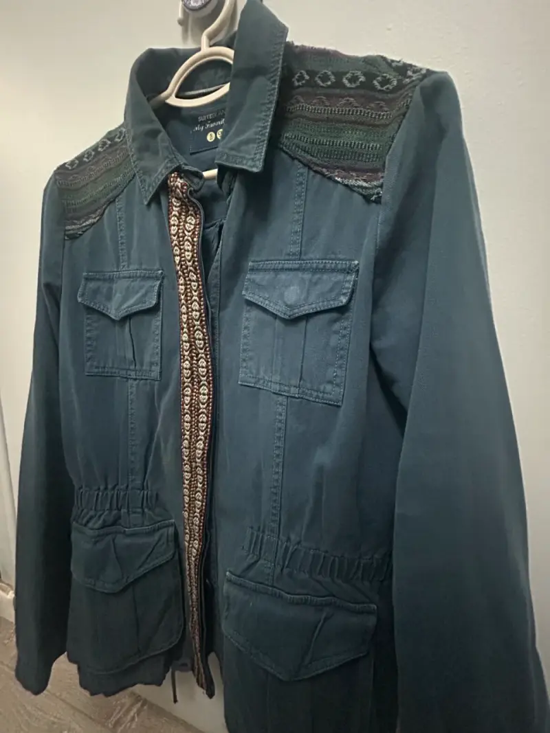 Chaqueta azul con detalles bordados - 3