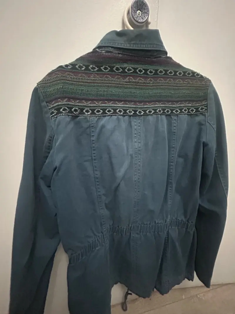 Chaqueta azul con detalles bordados - 4