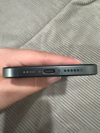 iPhone 15 Pro Max en excelente estado - miniatura 3