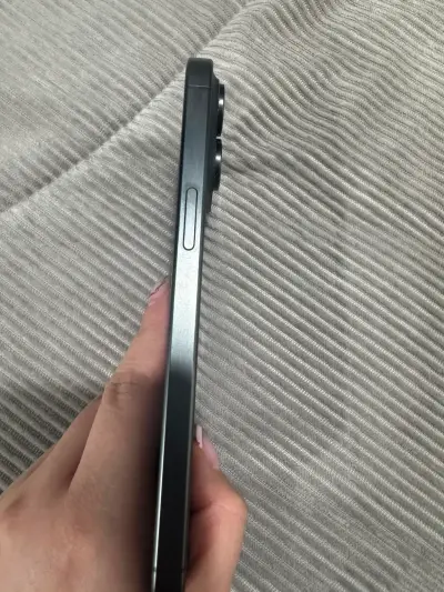 iPhone 15 Pro Max en excelente estado - miniatura 6